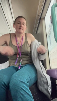 Tette nude come un segaiolo nell'autobus! Gioco con le mie splendide tette perfette fino a quando non quasi viene beccato!