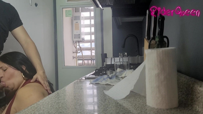 Riderqueen: Mama vitregă în bucătărie - videoclip pentru fani - mama vitregă BBW MILF...