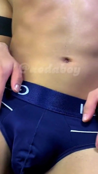 Caliente gay twink baila y se desnuda