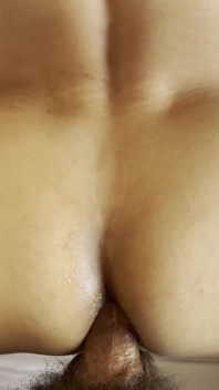Twink neemt een grote Latijnse pik zonder condoom met grote lading spermadump slet