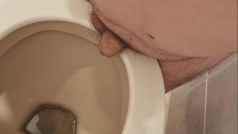 MiniCorgi: Branlette rapide, éjaculation et pisse !