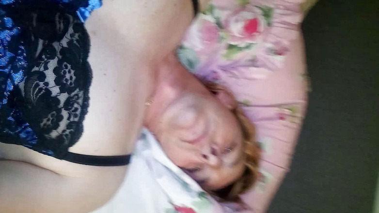 Leatransteen: 肛塞和射精在蓝色内衣