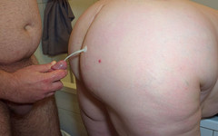 Ladybottox: 我们留下了一个无聊的派对，我操了丰满的继母