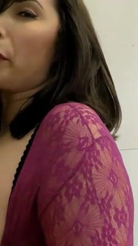 Ich werde dich mit meinen natürlichen titten und saftigem arsch necken. Du bist bereit für spaß?