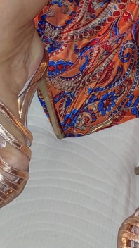 Los pies de Selena adoran y posan en tacones