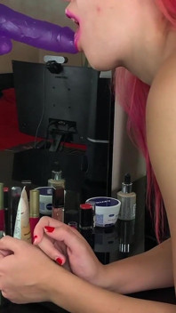 Pelajar seksi bermain dengan ghairah dengan pepek dan menghisap dildo, pantat sempurna dalam bingkap