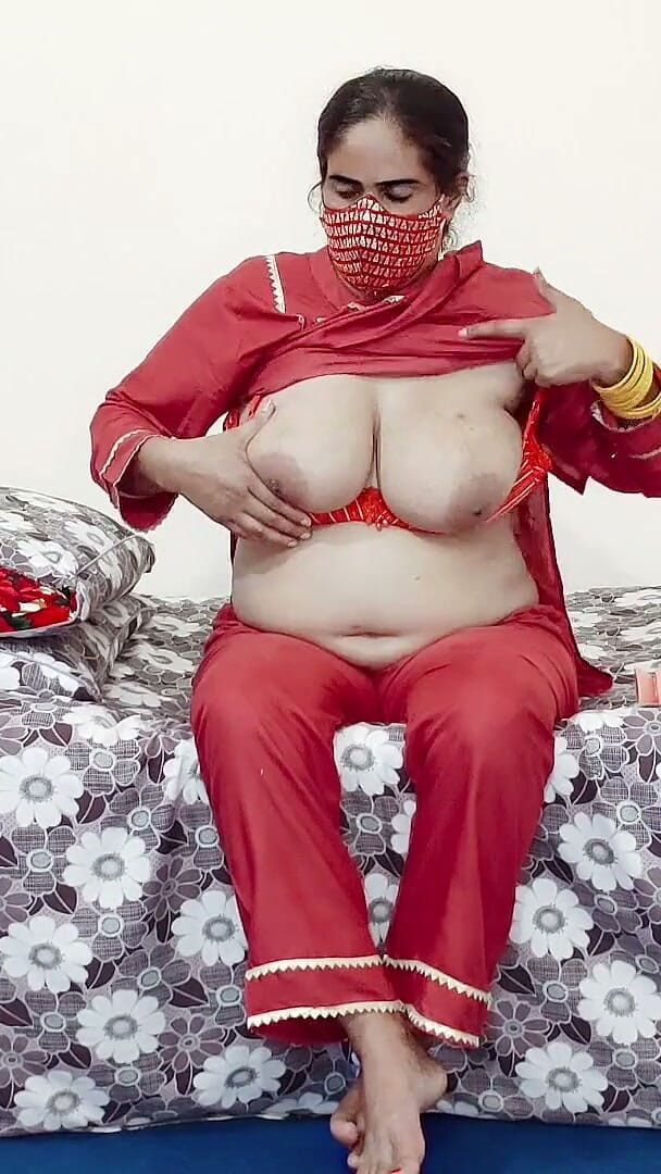 IndianHindiXxx: ผู้หญิงเดซีร้อน ตูดโตธรรมชาติ ขี่ดิลโด้