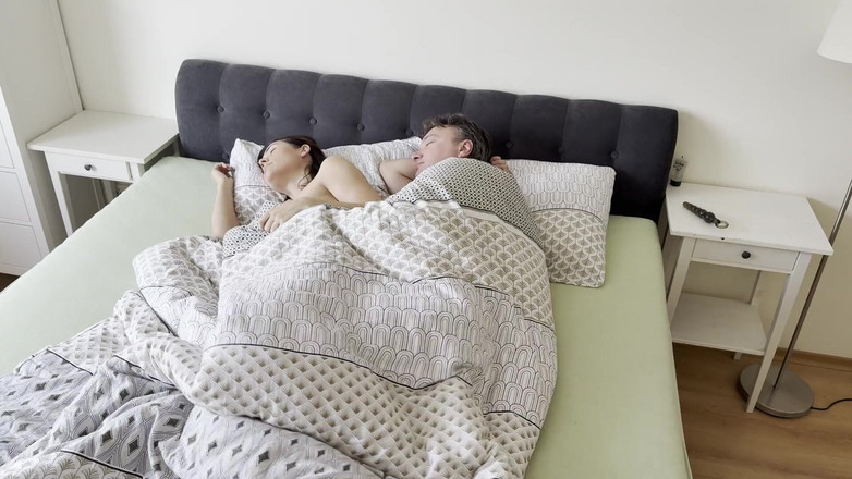 Mintaxxx69: Ділдо в її дупу, поки ми трахаємося, недостатньо, тому вона просить мій член в її дупу