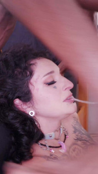 Büyük memeli esmer orta yaşlı seksi kadın için aşırı büyük zenci yarağı çifte penetrasyon