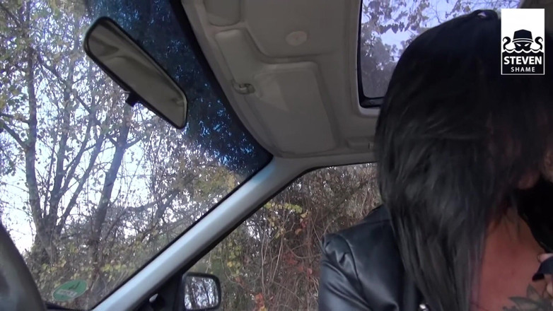 Steven Shame: Magrinha milf Lady Paris fodida na estrada principal em Berlim (ao...