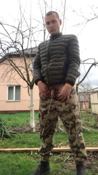 Genç oğlan dışarıda işiyor