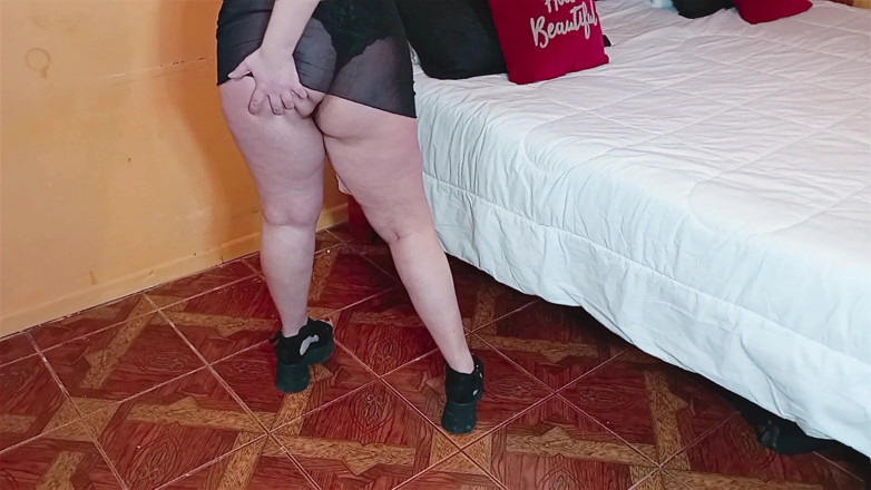 Kellyhotstepmom: Kelly, trong bộ đồ lót màu đen gợi cảm, khiêu vũ cho...