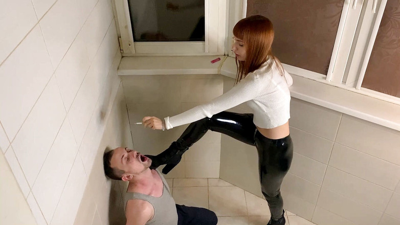 Petite Princesses Femdom: La reina Kira en pantalones de látex calientes fuma usando...