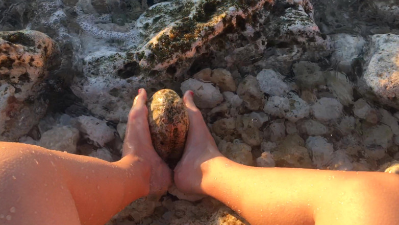 Risky Hairy Couple: 石の上の海に足を置く