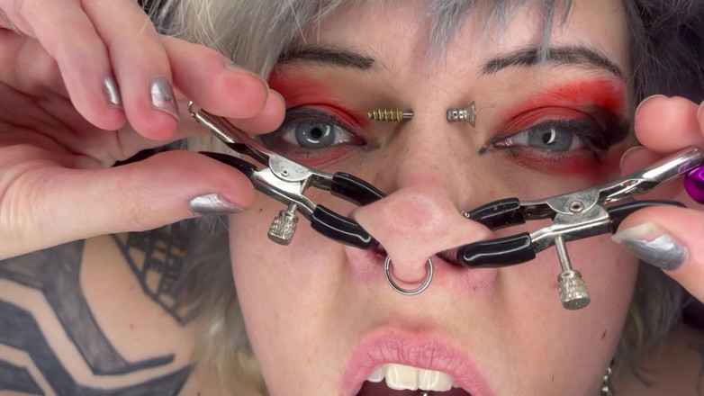 Glitterqueen1999: Sperma in mijn geklemde varkensneus! Joi neusfetisj