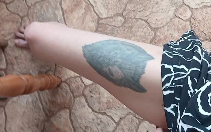 Lesbian-candys: Dívka v letních šatech masturbuje