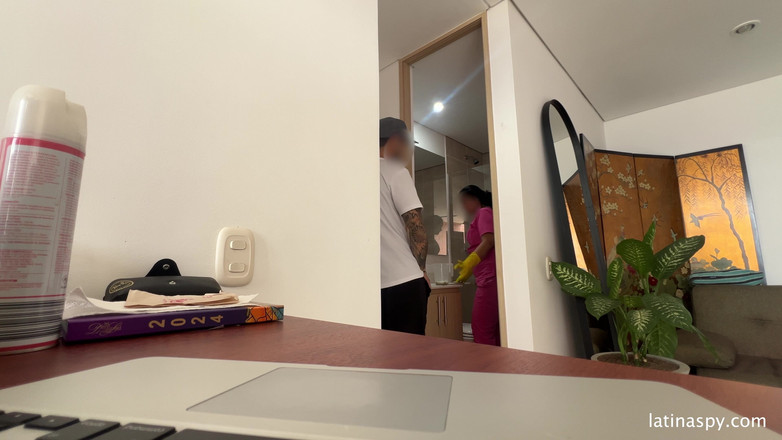 Latinaspy: Büyük götlü hizmetçi amını temiziyor ve sonra patronunu sıvazlıyor bölüm 1