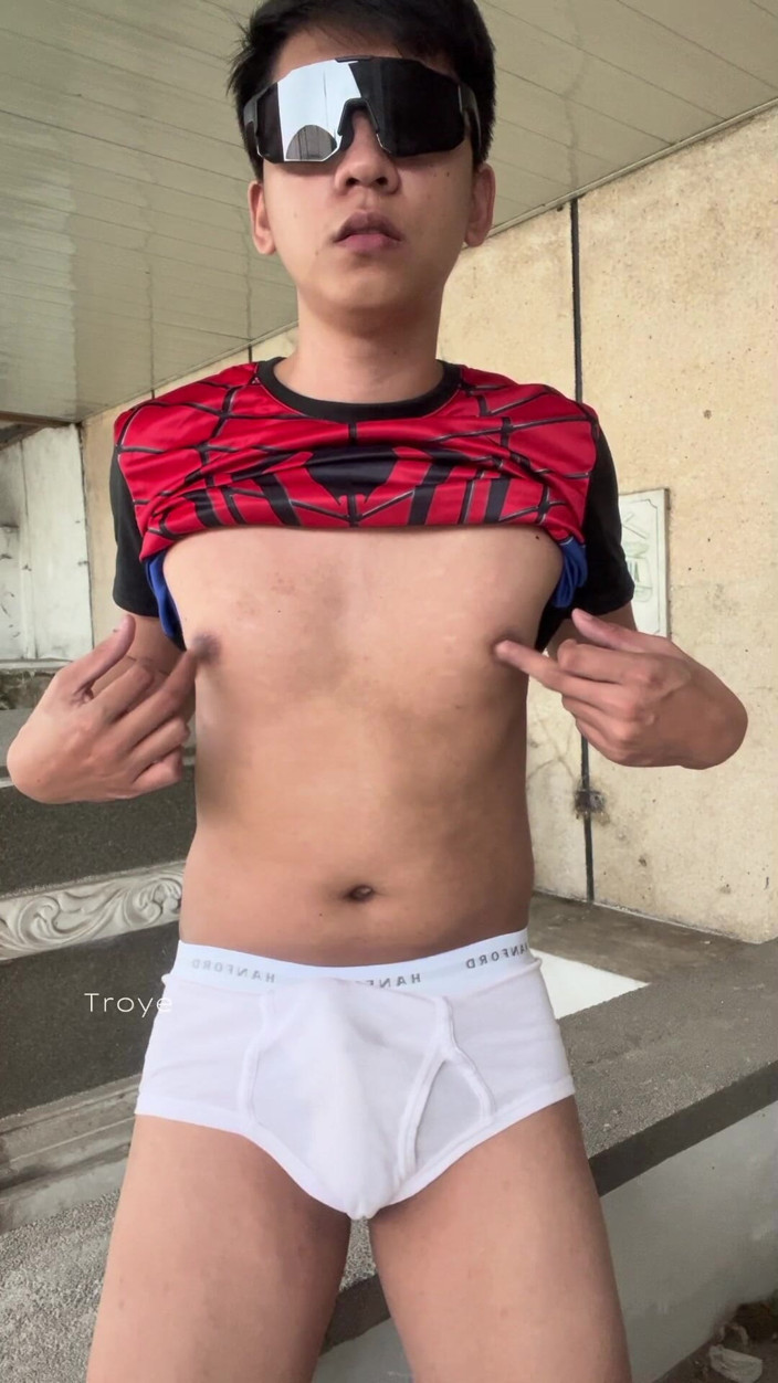 Troye_AsianPinoy: 비오는 날에 사정하는 아시아 스파이더맨