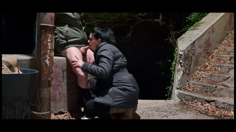 Toilet Mommy: 아마추어 야외 오럴 섹스