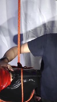 Нікі латексна лялька з кляпом у роті і мотузками