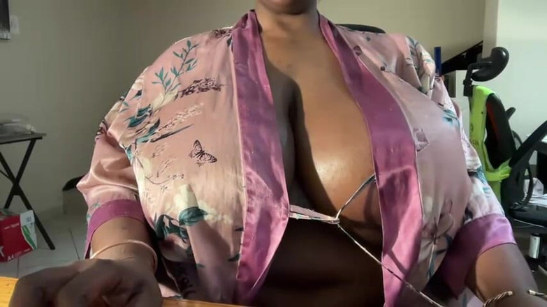 Legendary Booty Overdose: Awek montel striptis dan fetish merintih