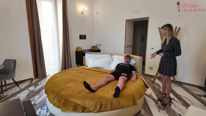 MissLeggings: Övünen üvey oğlum, üvey annesini ereksiyonunu yatıştırmaya ikna eder ve viagra almış...
