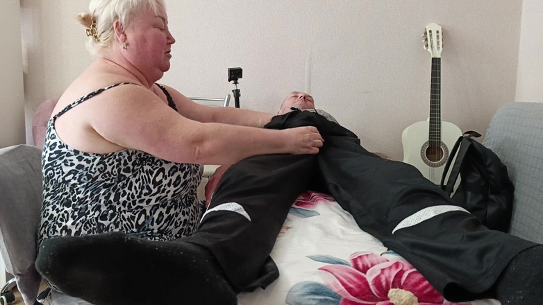 Zona901: Une belle-mère vient sucer pour avaler une partie de sperme