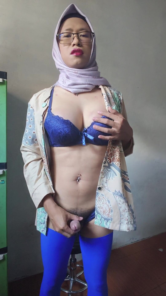 Mitha Zhe: La bella trans con il velo si masturba il suo...