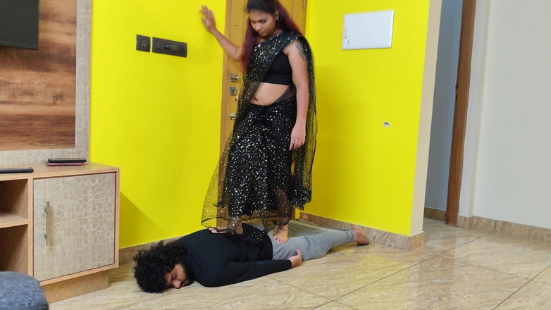 Vaigavarun Feet romance: Мадам карає слугу, повна вага тіла топче