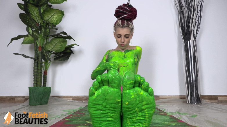 Foot Fetish HD: 집에서 문신을 한 겸둥이 연인의 다채로운 요가