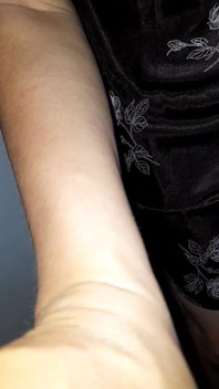 Crossdresser spust ubrany w satynowy jedwabny zestaw