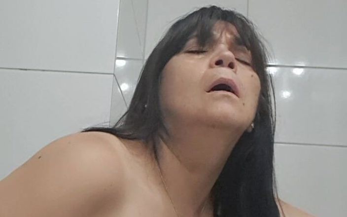 Mommy big hairy pussy: Mamãe fode no banheiro em primeiro plano