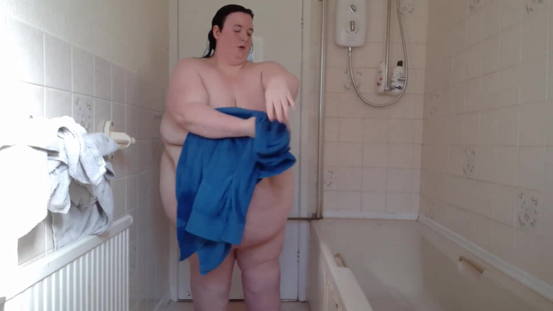 SSBBWLadyBrads: Velká kráska SSBBW suší tělo po osušení ručníkem ve sprše