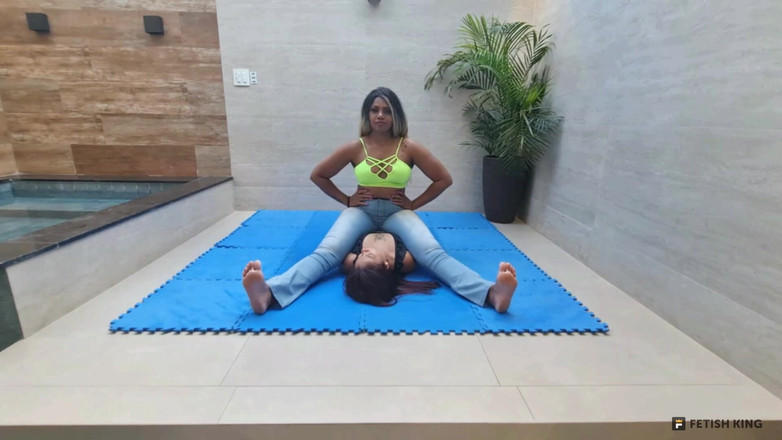 FetishKing: Sezení na hrudníku - silné nohy a svaly bojují s lebickými...