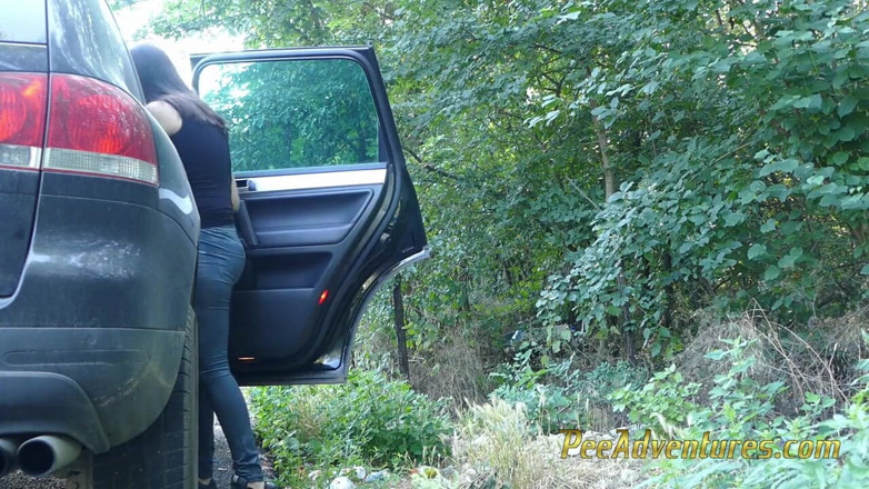 Pee Adventures: Zmienia swoje mokre siusiu ubrania na zewnątrz