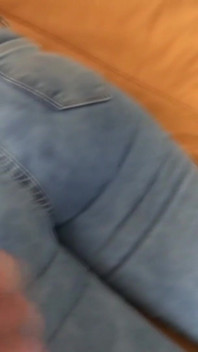 Ich habe es endlich geschafft, meine schöne schwägerin zu genießen und ich machte sie einen cumshot auf ihren dicken arsch mit meiner jeans