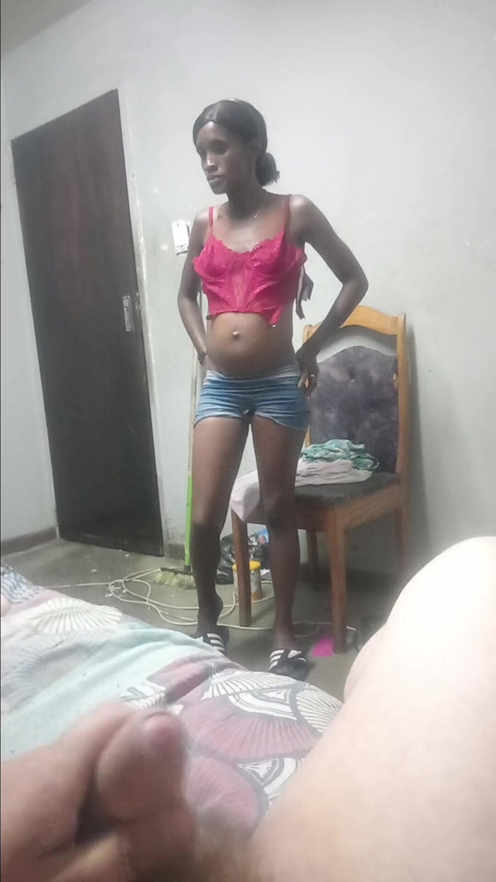 hothouse18xxx: Pelacur seksi kulit hitam lagi asik nyepong kontol pelacur