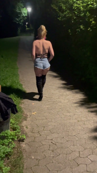 Hotwife chodí v sexy hotpants