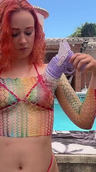 Plezier hebben met bubble maker in de buurt van het zwembad