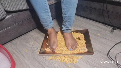 Simp to my ebony feet: Chân nghiền nát thức ăn