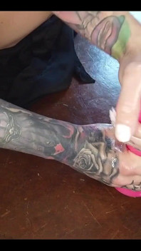 Handjob zu einem dildo