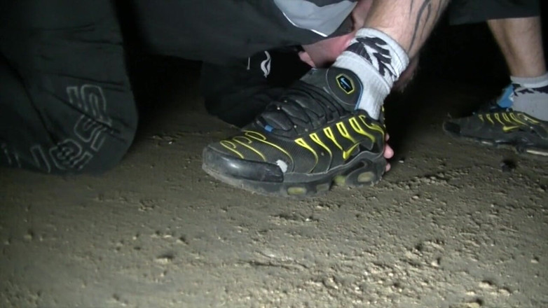 Sneaker gay: Děvka šuká v tenisce venku s creampie do análu