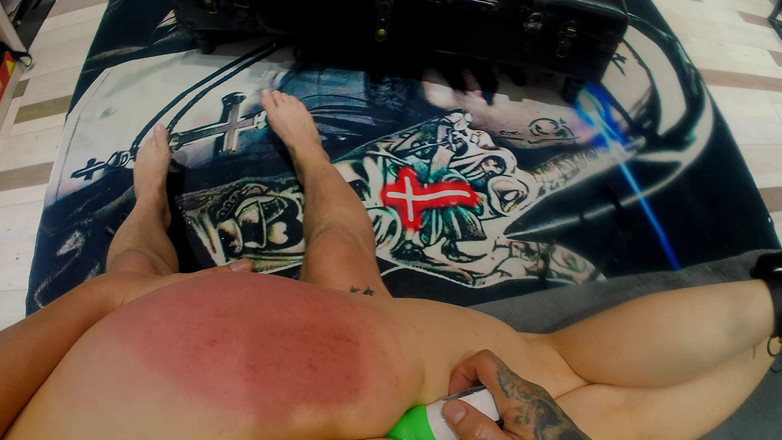 FuckSlave: Önce kıçından sikildi ve sonra kıçına şaplak attı