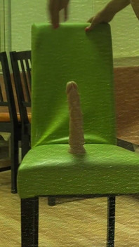 Dildo-ritt auf grünem stuhl