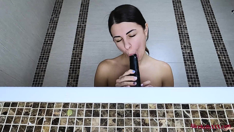 Alice KellyXXX: Sexy brunetka myje tělo a hraje si anální dildo ve...