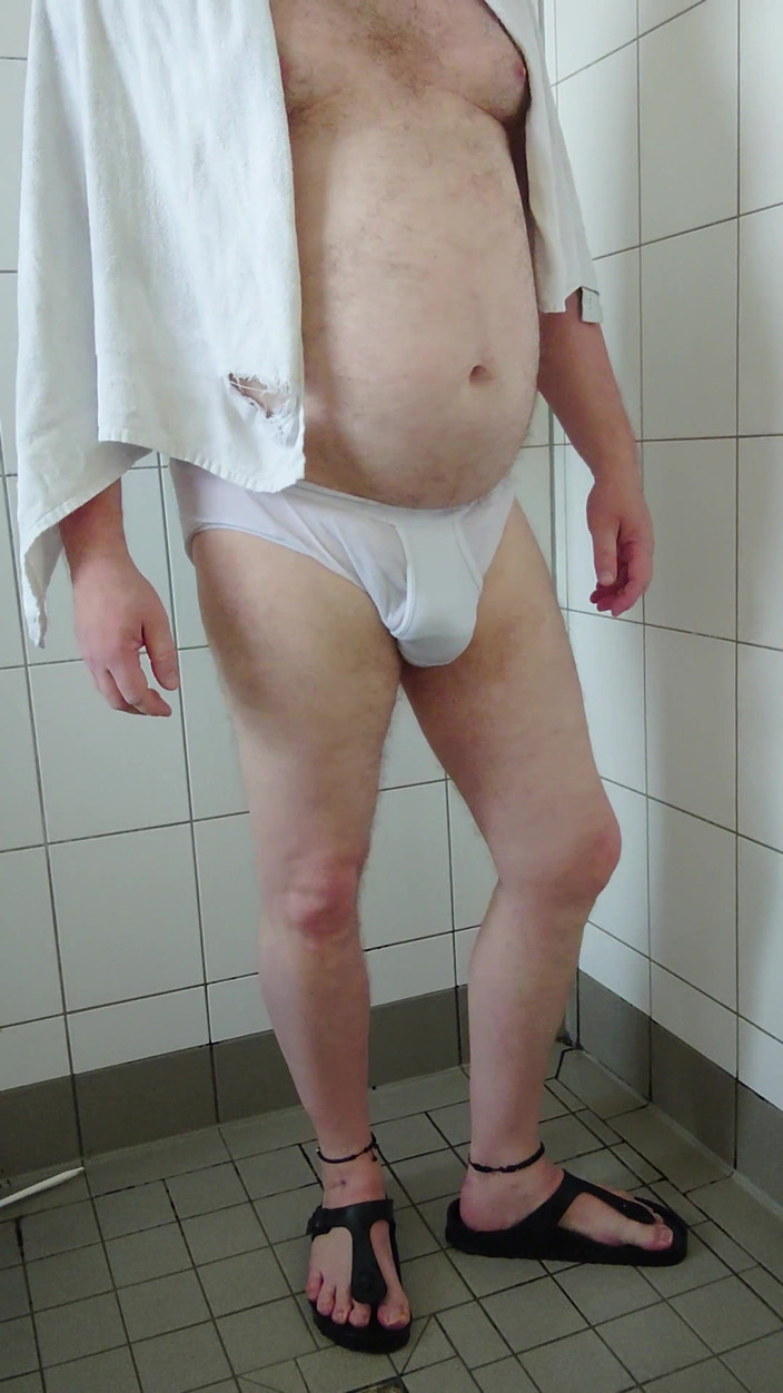 Carmen_Nylonjunge: Pissen en douchen na een wandeling in een witte onderbroek