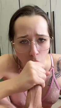 Kocam için arkadaşının beni ağzımdan nasıl siktiğine yönelik bir video çekiyorum