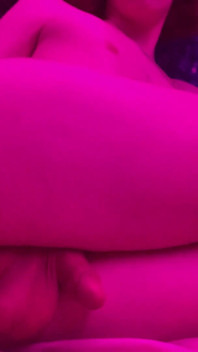 Kızıl saçlı kadın ashen dildoyla oynuyor