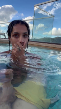Busty India Gibt Im Hotelpool Einen Fantastischen Blowjob Auf Das Glas Von Allen - Yasmina Khan