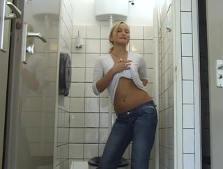 Flash Model Amateurs: Amateur blondes teen hat spaß im badezimmer